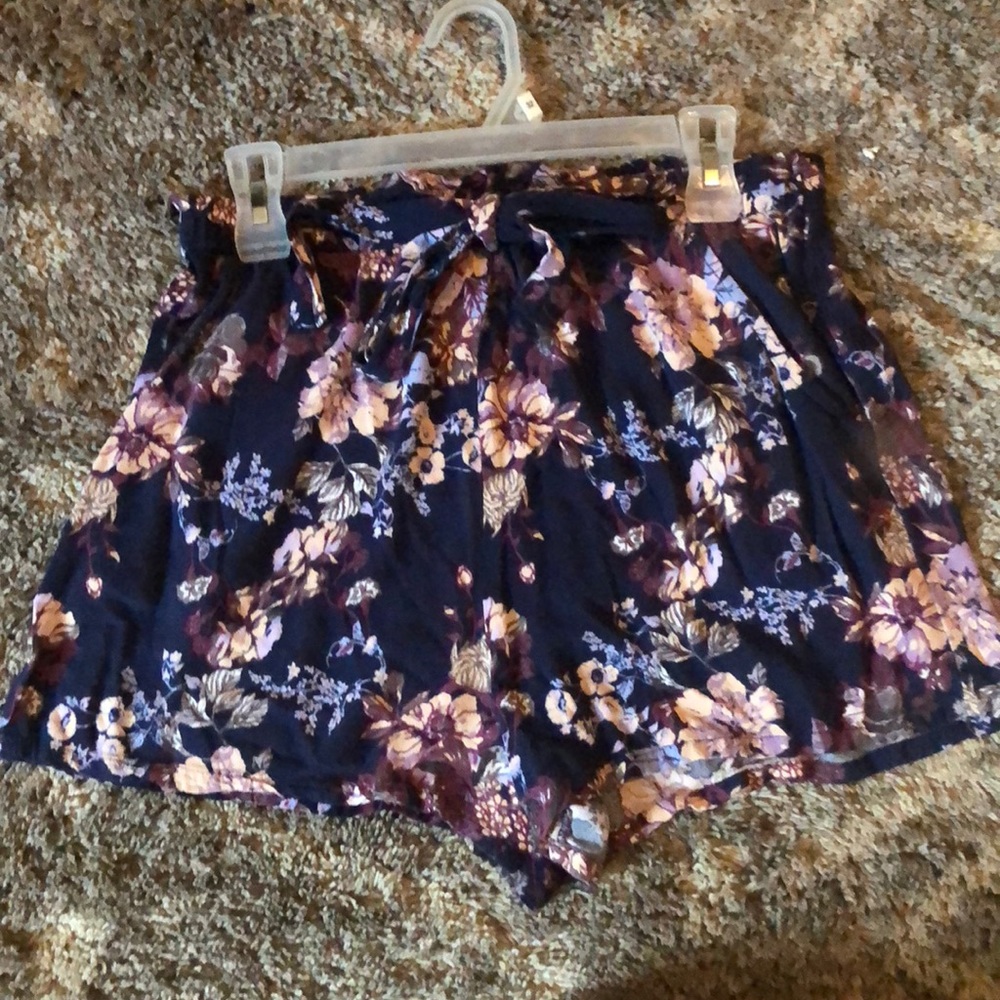 Floral shorts with tie and pockets